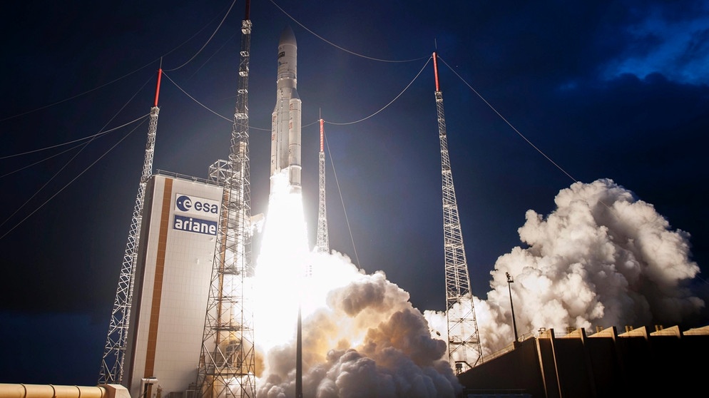 Ariane-5-Rakete bringt Wettersatellit MSG 4 ins All. Wann erschien der erste Wetterbericht? Wie viele Supercomputer braucht es für die Meteorologie? Was sind Wolken, wie entstehen Regen, Wirbelstürme und Wetterphänomen wie El Niño? Wir erklären euch die Geschichte der Wetterkunde! | Bild: picture-alliance/dpa