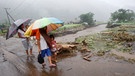 Wetter und Meteorologie: Überschwemmungen in Indonesien, im März 2012. Wie entstehen Wetterphänomene wie Winde, Föhn, Gewitter, Blitze oder Hurrikane und Tornados? Die globalen Windsysteme, Meeresströmungen und die Erdrotation beeinflussen unser Wetter. | Bild: picture-alliance/dpa