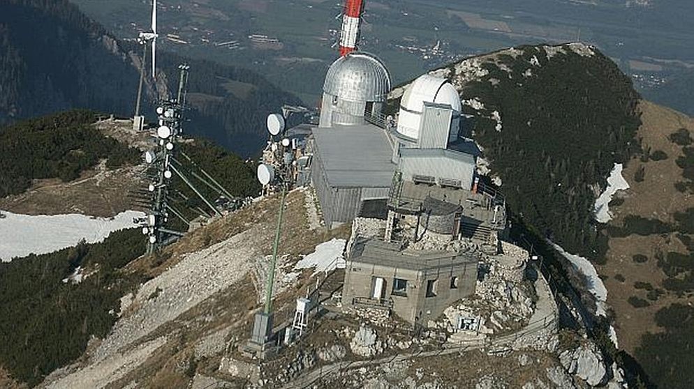 Wetterstation des DWD am Wendelstein. Regenwolken über dem Meer. Der Welttag der Meteorologie findet jedes Jahr am 23. März statt. Wann erschien der erste Wetterbericht? Wie viele Supercomputer braucht es für die Meteorologie? Was sind Wolken, wie entstehen Regen, Wirbelstürme und Wetterphänomen wie El Niño? Wir erklären euch die Geschichte der Wetterkunde! | Bild: Deutscher Wetterdienst DWD