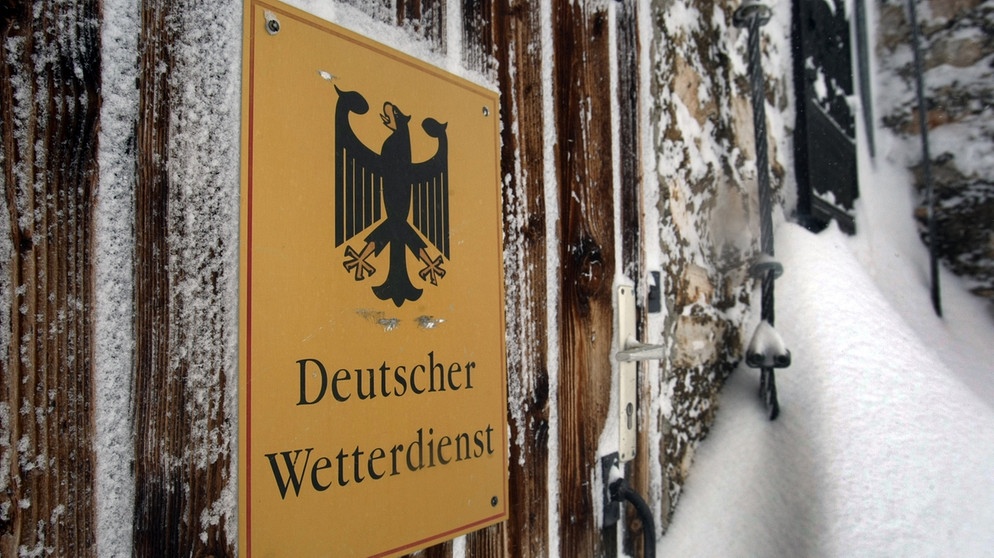 Schild des Deutschen Wetterdienstes DWD and der Tür der Wetterstation auf der Zugspitze bei Grainau. Wann erschien der erste Wetterbericht? Wie viele Supercomputer braucht es für die Meteorologie? Was sind Wolken, wie entstehen Regen, Wirbelstürme und Wetterphänomen wie El Niño? Wir erklären euch die Geschichte der Wetterkunde! | Bild: picture-alliance/dpa