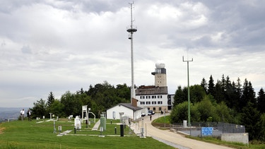 Klimareferenzstation der Wetterwarte Hohenpeißenberg. Hier werden Wetter- und Klimamessungen durchgeführt. Wann erschien der erste Wetterbericht? Wie viele Supercomputer braucht es für die Meteorologie? Was sind Wolken, wie entstehen Regen, Wirbelstürme und Wetterphänomen wie El Niño? Wir erklären euch die Geschichte der Wetterkunde!  | Bild: picture-alliance/dpa