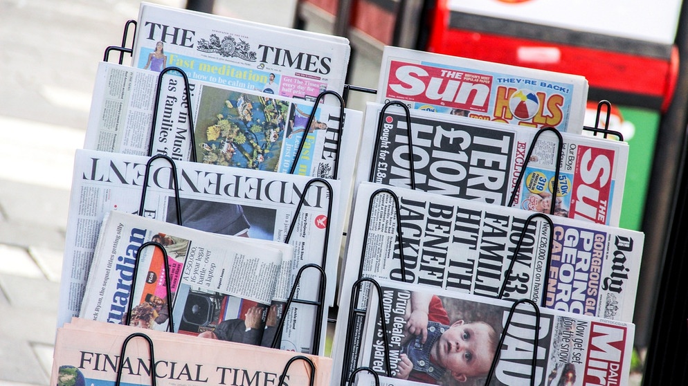 Britische Zeitschriften in einem Zeitungsständer. Wann erschien der erste Wetterbericht? Wie viele Supercomputer braucht es für die Meteorologie? Was sind Wolken, wie entstehen Regen, Wirbelstürme und Wetterphänomen wie El Niño? Wir erklären euch die Geschichte der Wetterkunde! | Bild: picture-alliance/Daniel Kalker