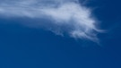 Das Wetter- und Wolken-Phänomen der Cirrus-Wolke. Es gibt verschiedene Arten von Wolken. Sonnenschein, Regen oder Gewitter: Wolken haben einen Einfluss auf das Wetter. Es gibt zehn Wolkengattungen und vier Wolkenfamilien. Auch Winde können die Wolkenbildung beeinflussen. Zudem wird untersucht, welchen Einfluss Wolken auf das Klima haben. | Bild: picture-alliance/dpa/Maximilian Schönherr