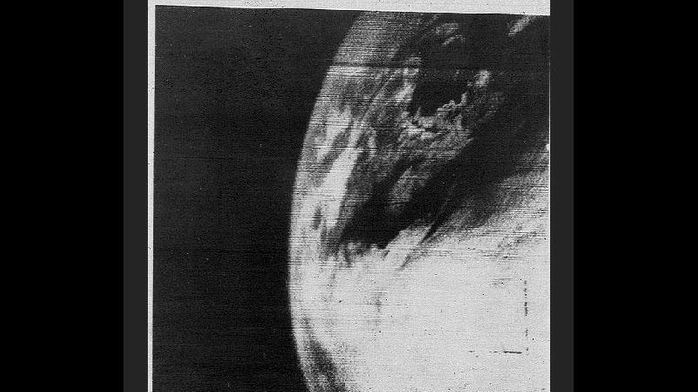 Der erste Satellit zur Bestimmung der Großwetterlage und Übermittlung von Wolkenfeldaufnahmen. Tiros 1 hat sich somit für Erkenntnisse zum Wetter verdient gemacht. Wann erschien der erste Wetterbericht? Wie viele Supercomputer braucht es für die Meteorologie? Was sind Wolken, wie entstehen Regen, Wirbelstürme und Wetterphänomen wie El Niño? Wir erklären euch die Geschichte der Wetterkunde! | Bild: picture-alliance/dpa