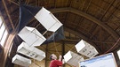 Historische Ballonhalle von Lindenberg. Hier sind Wetterballons zu sehen, mit denen meteorologische Messungen durchgeführt wurden. Wann erschien der erste Wetterbericht? Wie viele Supercomputer braucht es für die Meteorologie? Was sind Wolken, wie entstehen Regen, Wirbelstürme und Wetterphänomen wie El Niño? Wir erklären euch die Geschichte der Wetterkunde! | Bild: picture-alliance/ZB