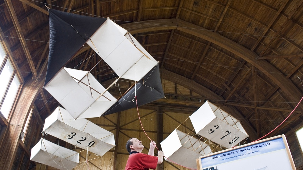 Historische Ballonhalle von Lindenberg. Hier sind Wetterballons zu sehen, mit denen meteorologische Messungen durchgeführt wurden. Wann erschien der erste Wetterbericht? Wie viele Supercomputer braucht es für die Meteorologie? Was sind Wolken, wie entstehen Regen, Wirbelstürme und Wetterphänomen wie El Niño? Wir erklären euch die Geschichte der Wetterkunde! | Bild: picture-alliance/ZB