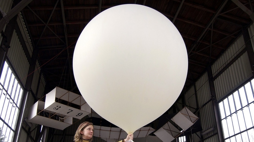 Wetterballon im Meteorologischen Observatorium Lindenberg. Mit Wetterballons lässt sich Meteorologie betreiben. Wann erschien der erste Wetterbericht? Wie viele Supercomputer braucht es für die Meteorologie? Was sind Wolken, wie entstehen Regen, Wirbelstürme und Wetterphänomen wie El Niño? Wir erklären euch die Geschichte der Wetterkunde! | Bild: picture-alliance/ZB