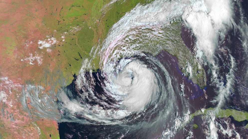 Metop-A-Satellit sendete am 28.08.2012 ein Foto von Hurrikan Issac. Wann erschien der erste Wetterbericht? Wie viele Supercomputer braucht es für die Meteorologie? Was sind Wolken, wie entstehen Regen, Wirbelstürme und Wetterphänomen wie El Niño? Wir erklären euch die Geschichte der Wetterkunde! | Bild: dpa / EUMETSAT