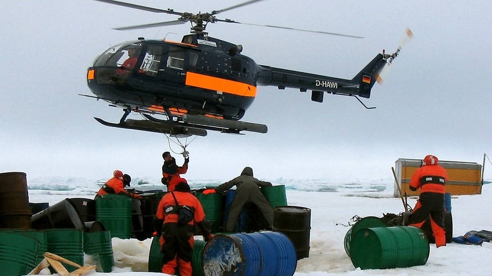 Ein Hubschrauber des Forschungsschiffs Polarstern landet auf Eisscholle.  | Bild: Alfred-Wegener-Institut (AWI)