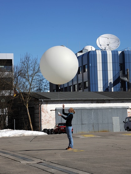 Meteorologisches Messinstrument: Messballon - DLR schickte 90 Klimasonden in den Himmel | Bild: dlr