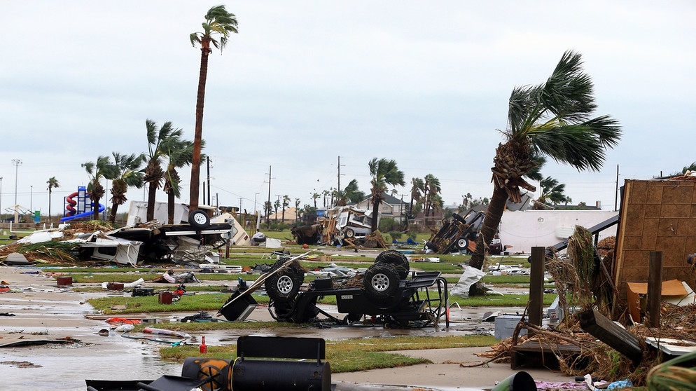 Zerstörung in Texas nach Hurrikan "Harvey". Wirbelstürme ziehen über Land oder Wasser. Wie entstehen sie, wie gefährlich sind sie und was unterscheidet Tornados, Zyklone, Taifune und Hurrikane? Wirbelstürme können eine Schneise der Verwüstung hinterlassen. Sie kommen in unterschiedlichen Regionen vor. | Bild: dpa/picture-alliance/abaca/Gabe Hernandez