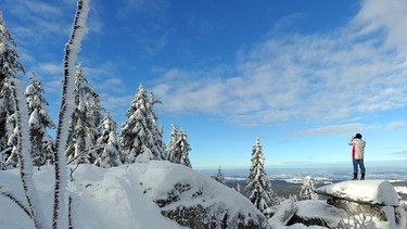 Weiße Pracht in den Bergen im Winter: Fernsicht bei Schnee auf dem Ochsenkopf. | Bild: picture-alliance/dpa