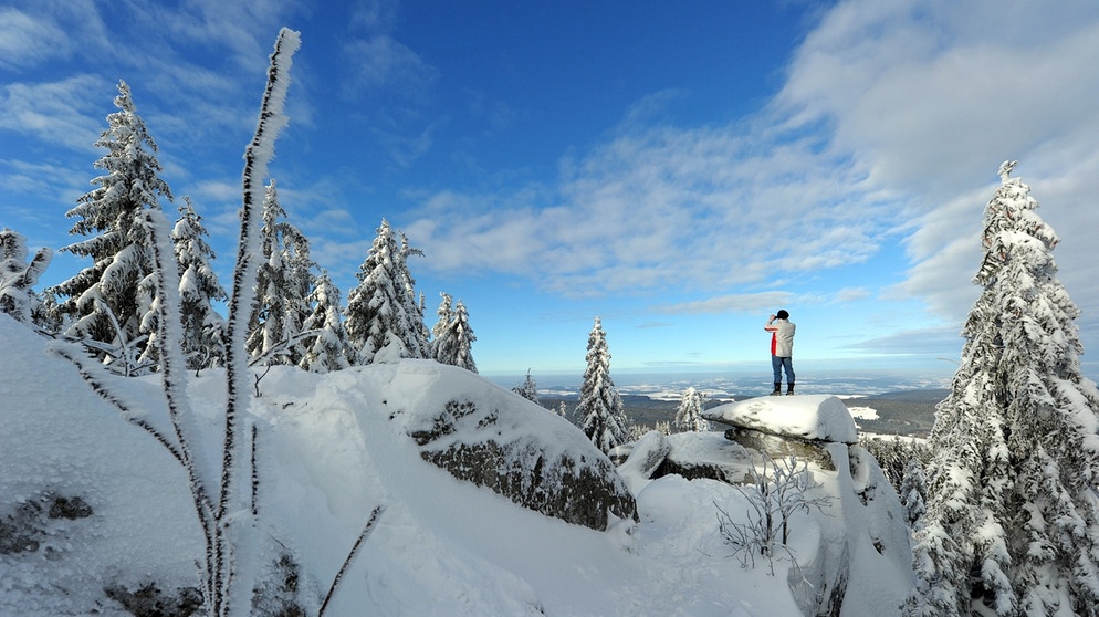 Weiße Pracht in den Bergen im Winter: Fernsicht bei Schnee auf dem Ochsenkopf. | Bild: picture-alliance/dpa