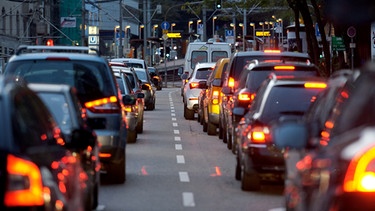 Im Bild: Autos stehen im Stau. Der "Earth Overshoot Day" ist der Tag, an dem die Menschheit alle Ressourcen aufgebraucht, die der Planet innerhalb eines Jahres auf natürlichem Weg ersetzen könnte. Wie können wir unseren ökologischen Fußabdruck verbessern? | Bild: picture-alliance/dpa