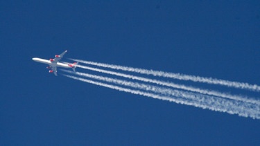 Im Bild: Flugzeug hinterlässt Kondensstreifen am Himmel. Was ist der Earth Overshoot Day? Wie wird der Welterschöpfungstag berechnet? Wie können wir unseren ökologischen Fußabdruck verbessern? Hier erfahrt ihr mehr. | Bild: colourbox.com