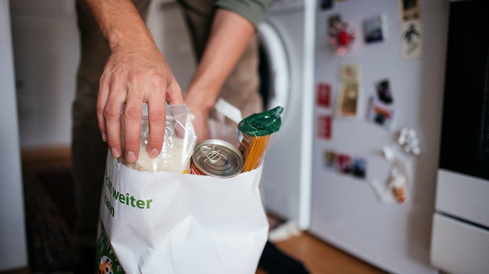 Wer gekaufte Lebensmittel nicht selbst verbrauchen kann, kann sie teilen oder spenden. | Bild: BR/Julia Müller