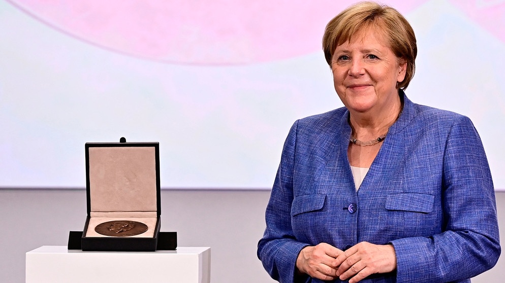 Bundeskanzlerin Angela Merkel, nachdem sie im Berliner Humboldt Carré die Harnack-Medaille erhalten hat. Die Max-Planck-Gesellschaft entschied, die Medaille der Bundeskanzlerin «für ihre Verdienste um Wissenschaft und Forschung und in Anerkennung ihrer langjährigen Verbundenheit mit der Max-Planck-Gesellschaft» zu verleihen.  | Bild: dpa-Bildfunk/Tobias Schwarz