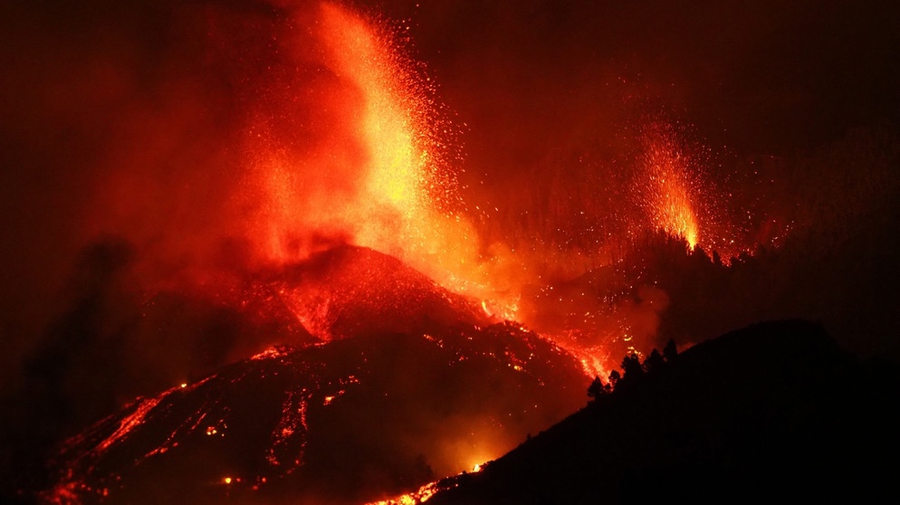 Lava tritt aus dem Vulkan in der Gegend von Cabeza de Vaca auf der kanarischen Insel La Palma aus. Der Vulkan war am Sonntag erstmals seit 50 Jahren wieder aktiv geworden. | Bild: dpa-Bildfunk/Europa Press