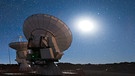 Vier Antennen des Alma-Observatorium (Atacama Large Millimeter/Submillimeter Array) ragen in den Sternenhimmel | Bild: picture-alliance/dpa/ESO/José Francisco Salgado 