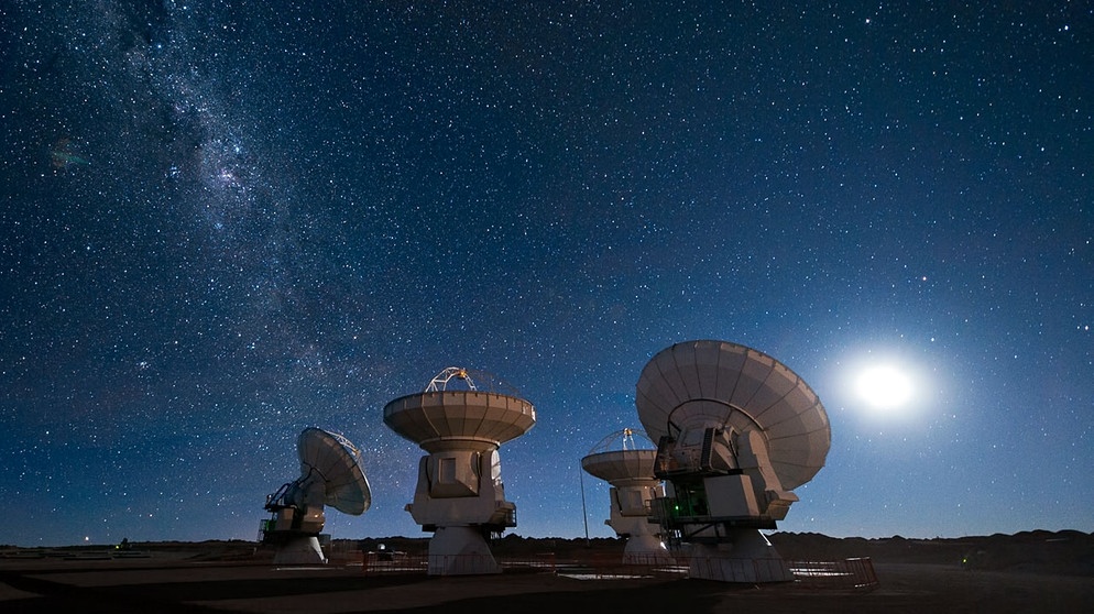 Vier Antennen des Alma-Observatorium (Atacama Large Millimeter/Submillimeter Array) ragen in den Sternenhimmel | Bild: picture-alliance/dpa/ESO/José Francisco Salgado 