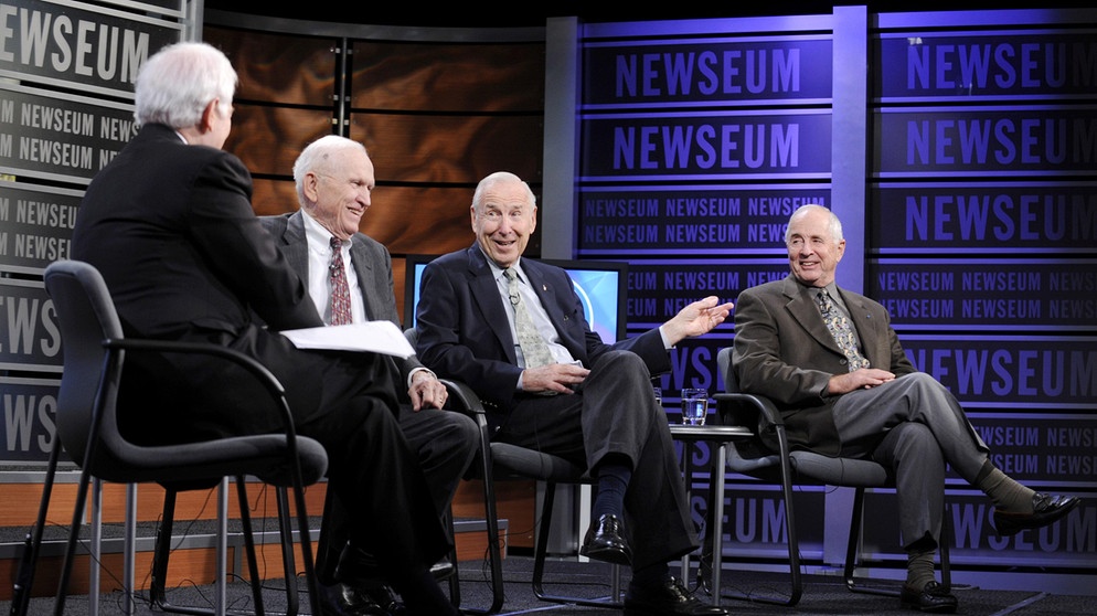 Die Apollo 8 Crew im Jahr 2008: Frank Borman, James Lovell, William Anders (v.l.n.r.). Die Astronauten von Apollo 8 sahen als erste Menschen die Rückseite des Mondes. Betreten haben sie ihn jedoch noch nicht... . Hier erfahrt ihr warum.  | Bild: NASA