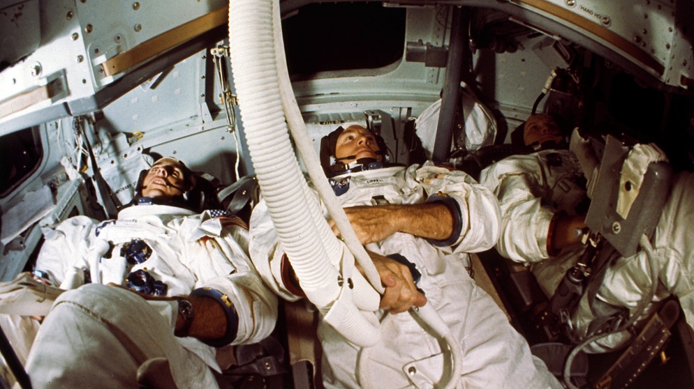Innenraum von Apollo 8. Die Astronauten von Apollo 8 sahen als erste Menschen die Rückseite des Mondes. Betreten haben sie ihn jedoch noch nicht... . Hier erfahrt ihr warum.  | Bild: picture-alliance/dpa