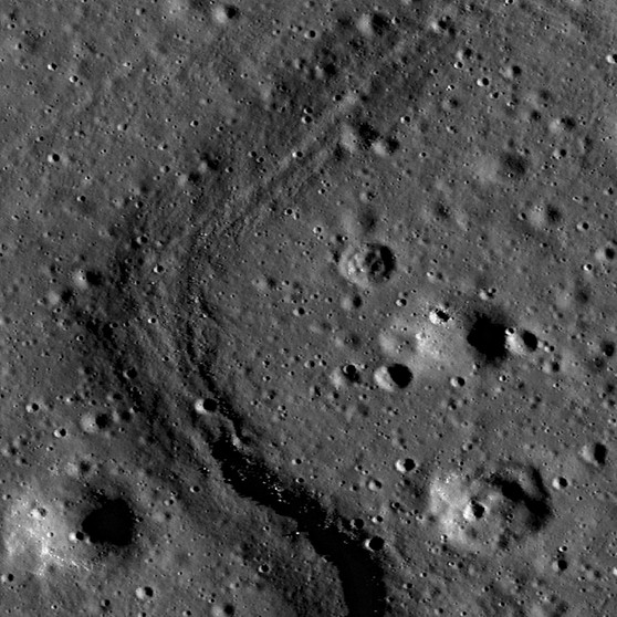 Rückseite des Mondes mit Kratern. Die Astronauten von Apollo 8 sahen als erste Menschen die Rückseite des Mondes. Betreten haben sie ihn jedoch noch nicht... . Hier erfahrt ihr warum.  | Bild: NASA