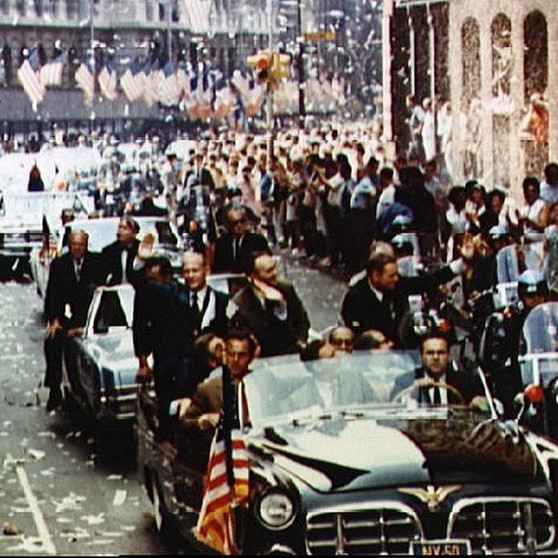 Parade zur Mondlandung. Die USA und die Sowjetunion befanden sich in einem erbitterten Wettstreit um die ersten Erfolge bei der Eroberung des Weltraums. 1957 funkte erstmals ein Satellit aus dem All und schockte Amerika - Sputnik 1 umkreiste die Erde.  | Bild: NASA