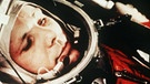 Juri Gagarin. Die USA und die Sowjetunion befanden sich in einem erbitterten Wettstreit um die ersten Erfolge bei der Eroberung des Weltraums. 1957 funkte erstmals ein Satellit aus dem All und schockte Amerika - Sputnik 1 umkreiste die Erde.  | Bild: picture-alliance/dpa