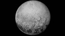 Pluto mit vier dunklen Punkten | Bild: NASA/JHUAPL/SWRI