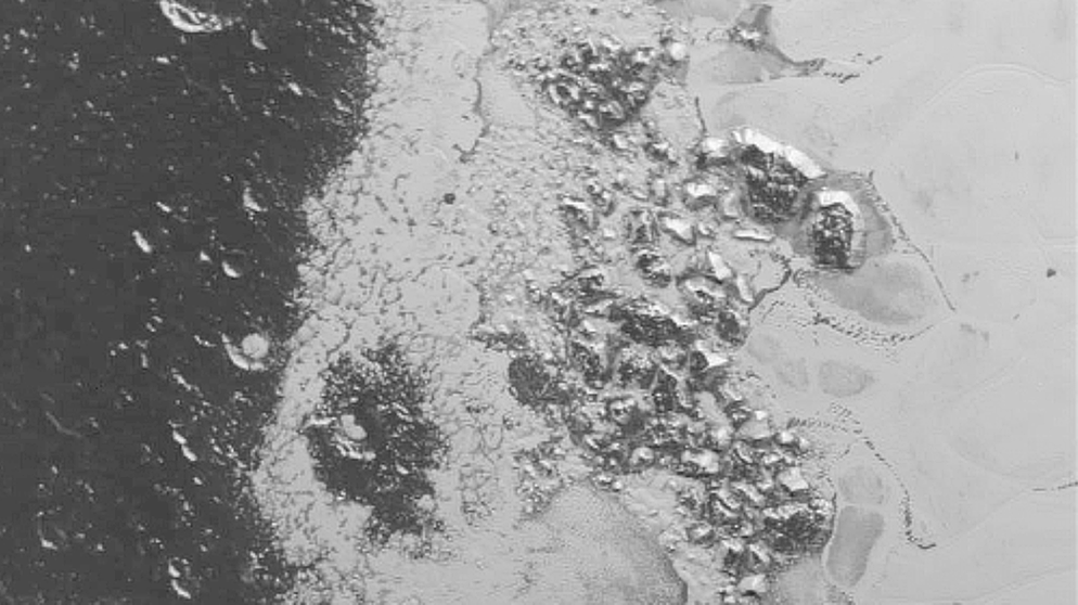 Bergkette auf Pluto, New Horizons, 14.07.2015 | Bild: NASA/JHUAPL/SWRI