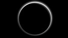 Plutos nebelige Atmosphäre Auf dem Bild ist Plutos Atmosphäre zu erkennen. NASA-Wissenschaftler machten darauf auch zwei dichte Nebelschichten aus, etwa 50 und 80 Kilometer über Pluto. | Bild: NASA/JHUAPL/SwRI