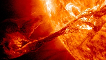 Sonneneruption im August 2012, aufgenommen in verschiedenen Wellenlängen vom Solar Dynamics Observatory (SDO). Solche koronalen Massenauswürfe sind die Ursache für Sonnenwind und Sonnenstürme. | Bild: NASA / SDO