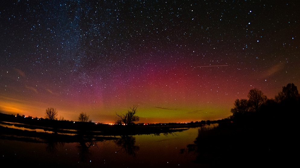 Ein Polarlicht leuchtet am Nachthimmel am 23.02.2014 über der Gülper Havel, einem Nebenfluss der Havel, in Gülpe (Brandenburg). | Bild: Patrick Pleul/dpa-Bildfunk