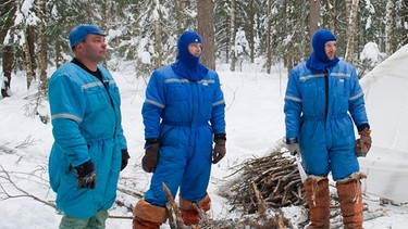 Alexander Gerst (rechts) mit seinen beiden Crew-Mitgliedern Reid Wiseman (Mitte) und Maxim Surajew (links) im Winter-Überlebenstraining bei Moskau | Bild: ESA