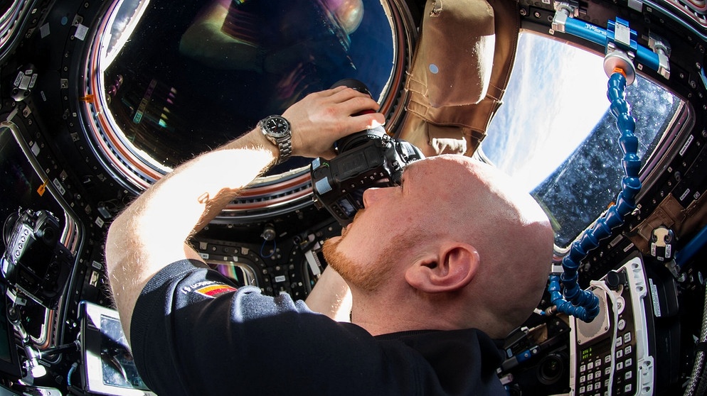 Alexander Gerst fotografiert die Erde aus einem Fenster der Cupola auf der Internationalen Raumstation ISS | Bild: NASA