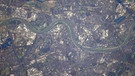 Die Stadt Köln aus der Sicht der Astronauten auf der Internationalen Raumstation ISS. Alexander Gerst fotografiert die Stadt am 2. November 2014. | Bild: ESA/NASA