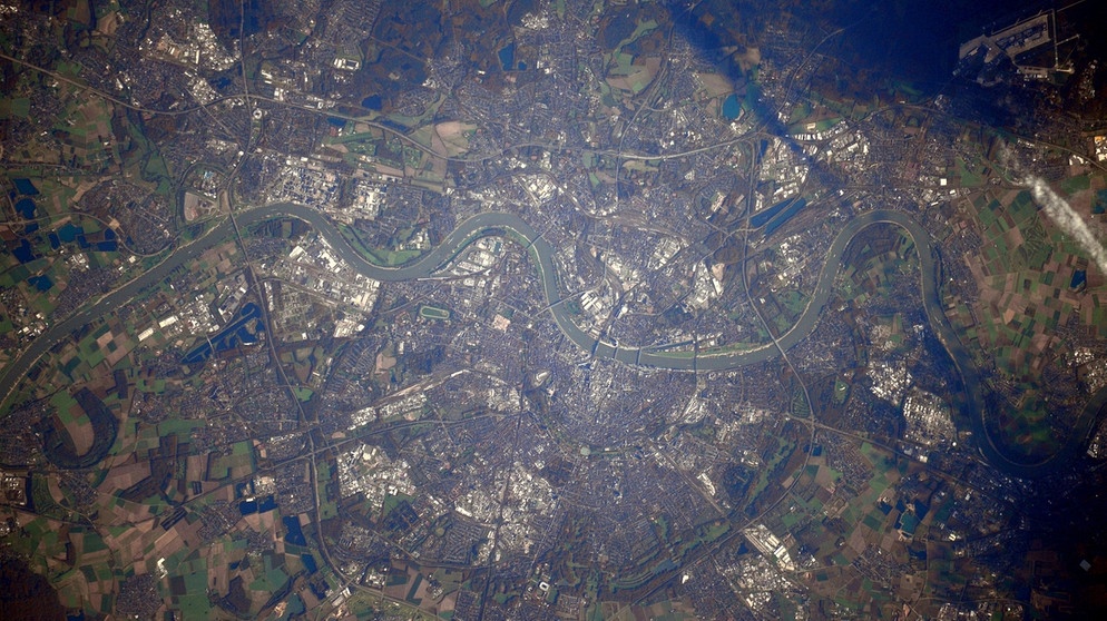 Die Stadt Köln aus der Sicht der Astronauten auf der Internationalen Raumstation ISS. Alexander Gerst fotografiert die Stadt am 2. November 2014. | Bild: ESA/NASA