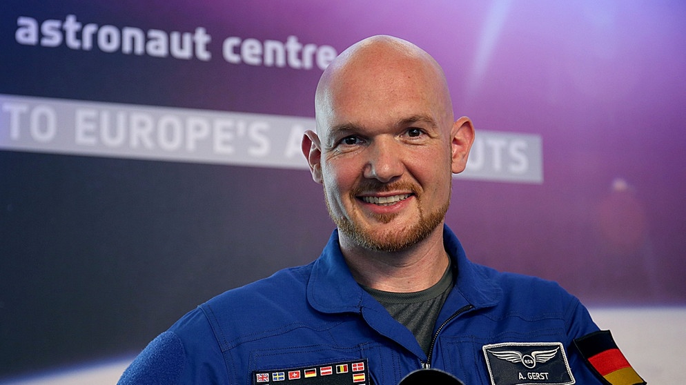 Alexander Gerst zeigt das Logo seiner neuen Weltraummission "Horizons" | Bild:  picture alliance / Oliver Berg/d