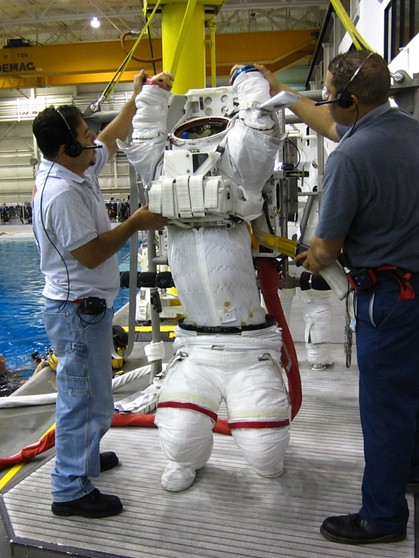 Astronaut Alexander Gerst zieht den Weltraumanzug an. | Bild: ESA - A. Gerst