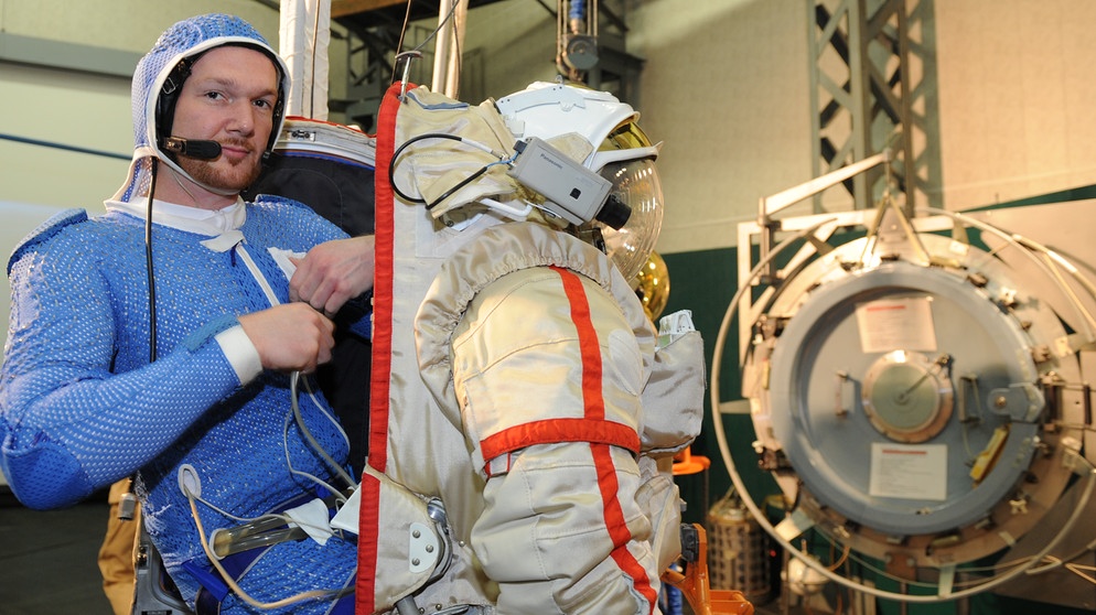 Astronaut Alexander Gerst steigt in seinen Weltraumanzug. | Bild: GCTC