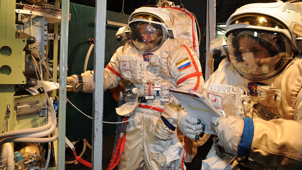 Astronaut Alexander Gerst und Samantha Cristoforetti trainieren im Weltraumanzug. | Bild: GCTC