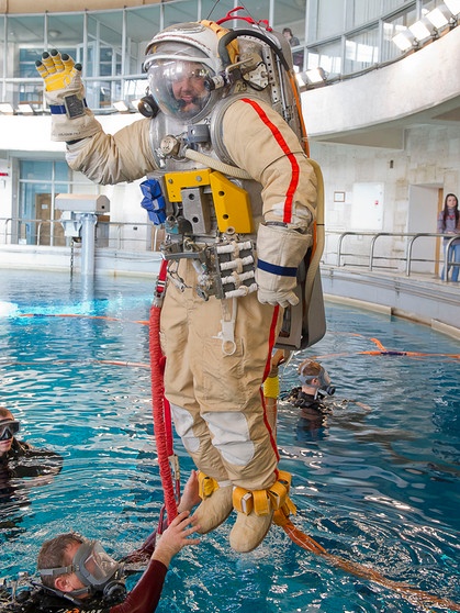 Astronaut Alexander Gerst trainiert mit dem Außenbord-Einsatzs-Raumanzug Orlan im Schwimmbad. | Bild: GCTC