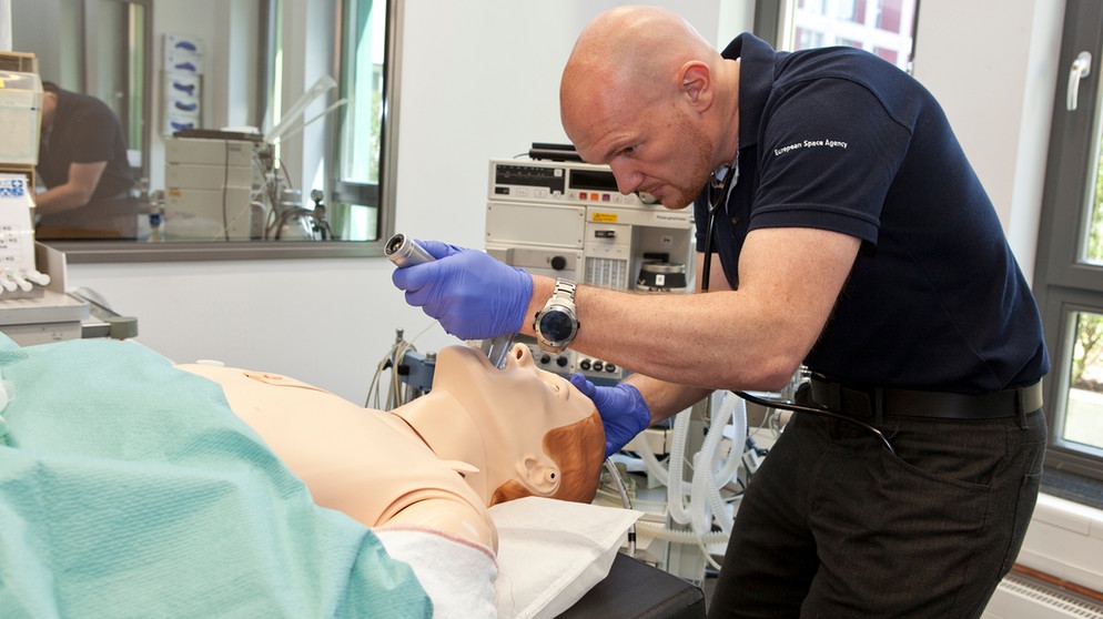 Astronaut Alexander Gerst intubiert eine medizinische Trainings-Puppe. | Bild: ESA