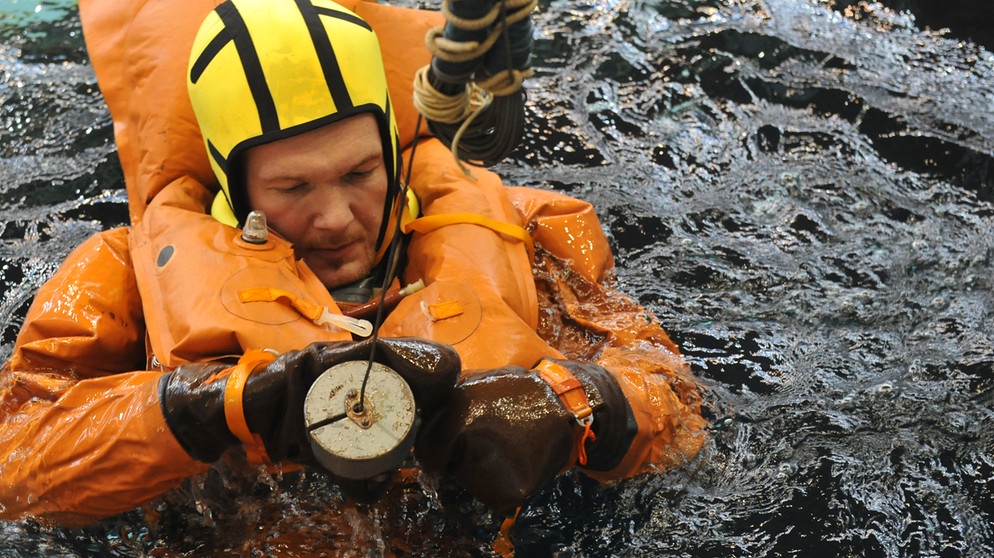 Astronaut Alexander Gerst beim Überlebenstraining im Wasser | Bild: GCTC