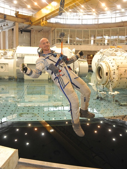 Astronaut Alexander Gerst trainiert eine Wasserlandung. | Bild: GCTC