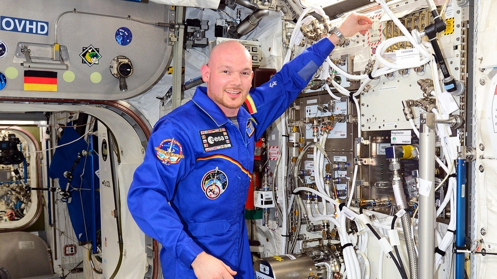 Alexander Gerst startet den EML, den elektromagnetischen Levitator, im Columbus-Forschungsmodul auf der Internationalen Raumstation ISS | Bild: ESA/NASA