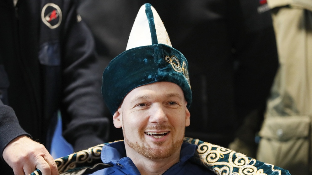 Der deutsche Astonaut Alexander Gerst in kasachischer Tracht bei einer Pressekonferenz in Kasachstan nach der Landung auf der Erde. Am 20. Dezember 2018 kam Alexander Gerst nach über einem halben Jahr auf der Internationalen Raumstation ISS an Bord einer Sojus-Raumkapsel aus dem All zurück.  | Bild: dpa-Bildfunk/Shamil Zhumatov