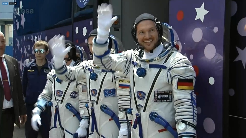 Alexander Gerst, Serena Auñón-Chancellor und Sergej Prokopjew am 6. Juni 2018 vor dem Bus, der die Astronauten zur Startrampe mit der Sojus-Rakete gebracht hat.  | Bild: ESA