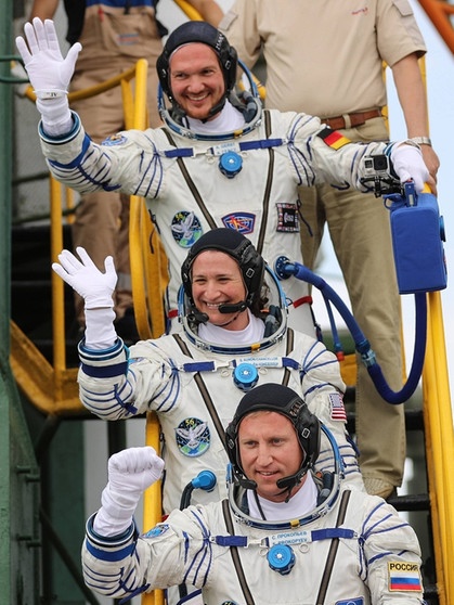 Die Astronauten Alexander Gerst, Serena Auñón-Chancellor und Sergej Prokopjew stehen am 6. Juni 2018 auf der Treppe der Sojus-Rakete, die sie zur Internationalen Raumstation ISS bringen wird. | Bild: imago/ITAR-TASS